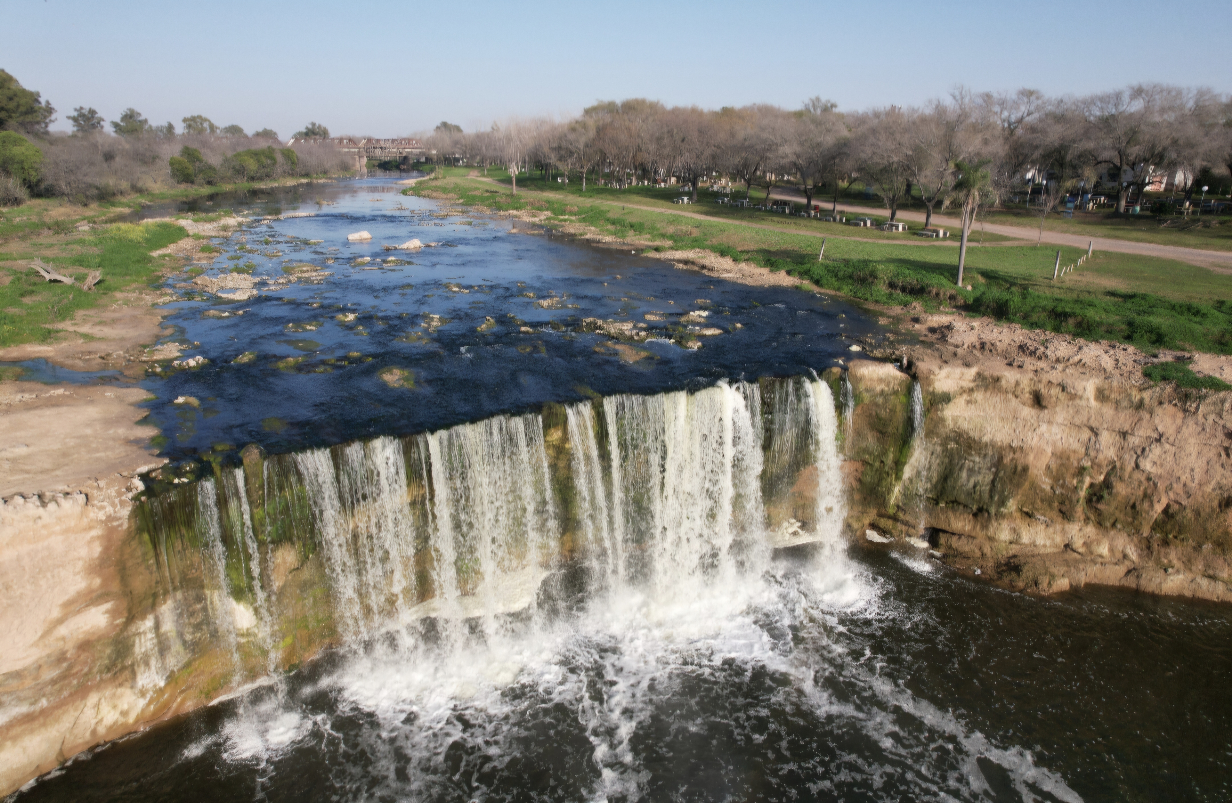Cascada y paisaje natural