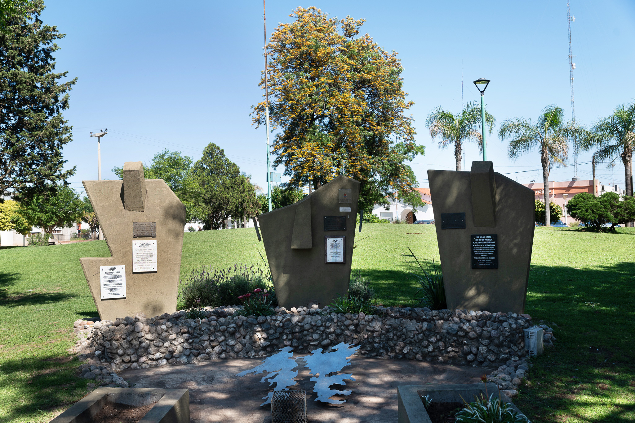 Monumentos en un espacio verde